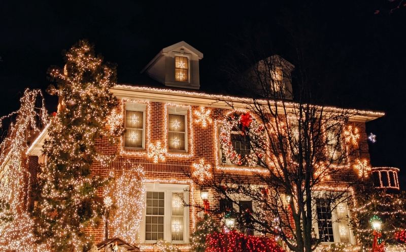 Sublimer la façade de sa maison pour les fêtes grâce au projecteur LED de  Noël