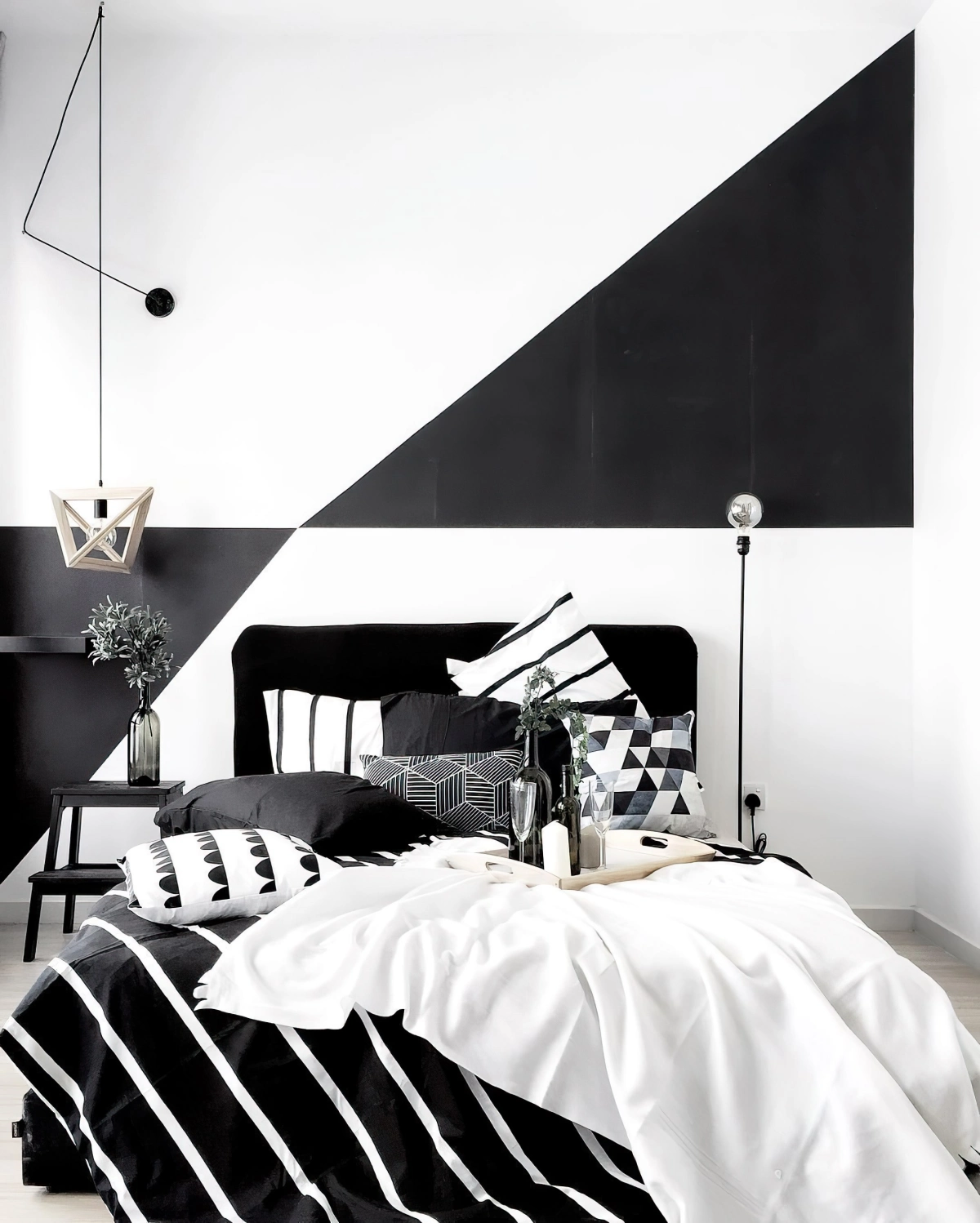 deco chambre blanc et noir motifs triangles peintures suspension lampe