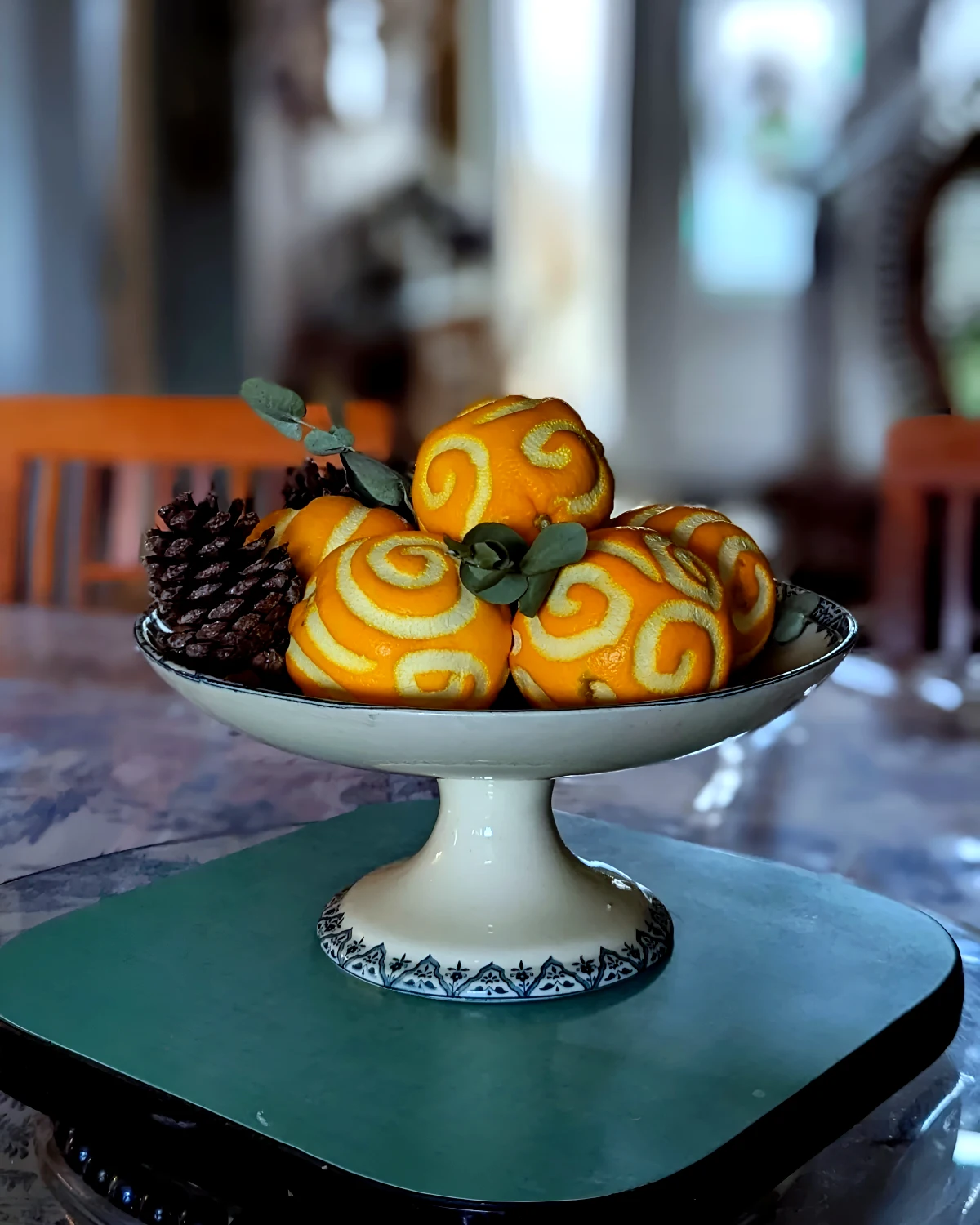 deco de noel maison avec des oranges et des pommes de pin