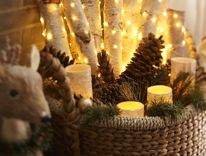 deco noel maison facile panier tressé rempli de bougies led guirlande lumineuse pommes de pin branches bois