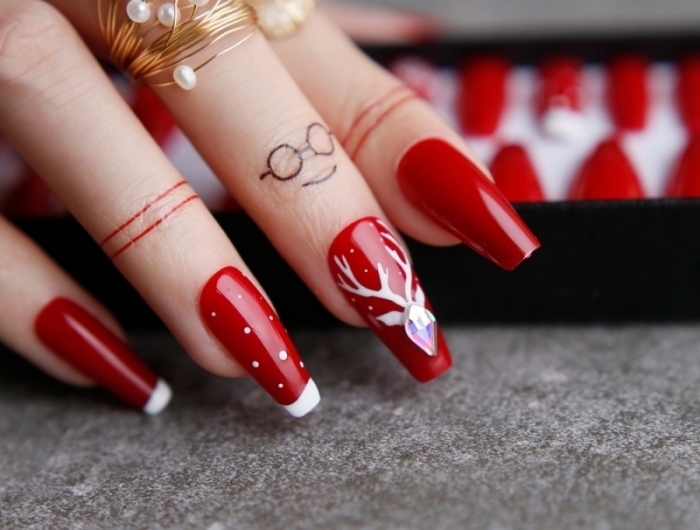 deco ongles rouge ongle rouge et blanc dessin simple cerf neige