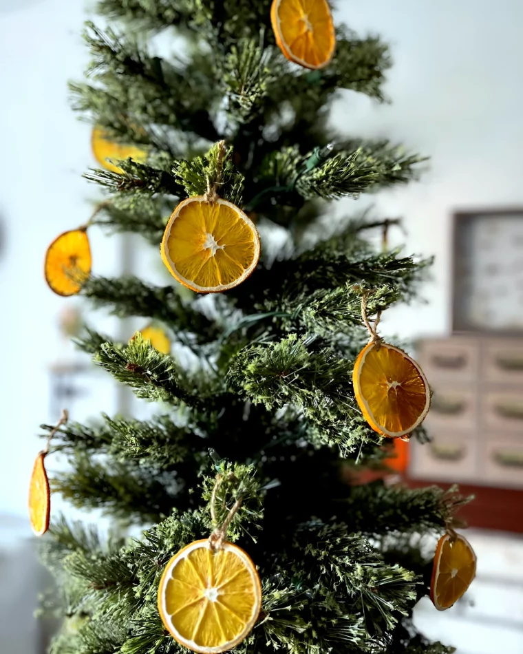 decoration de noel naturelle avec des oranges seches sur le sapin