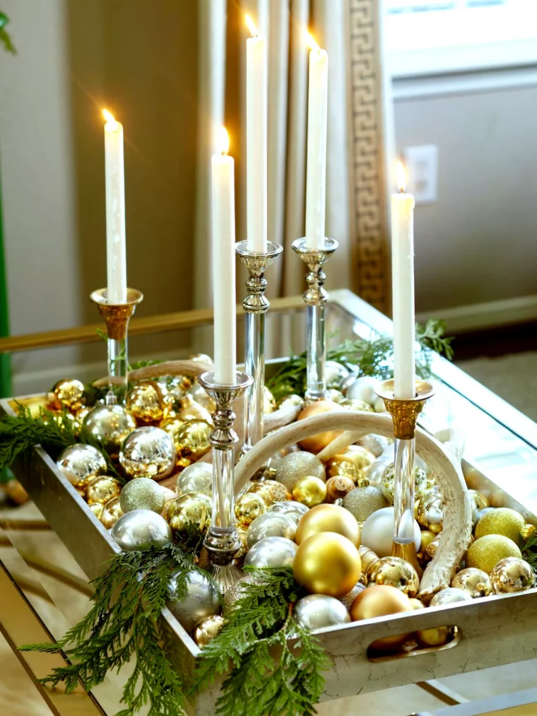 decoration de noel table avec des boules de sapin