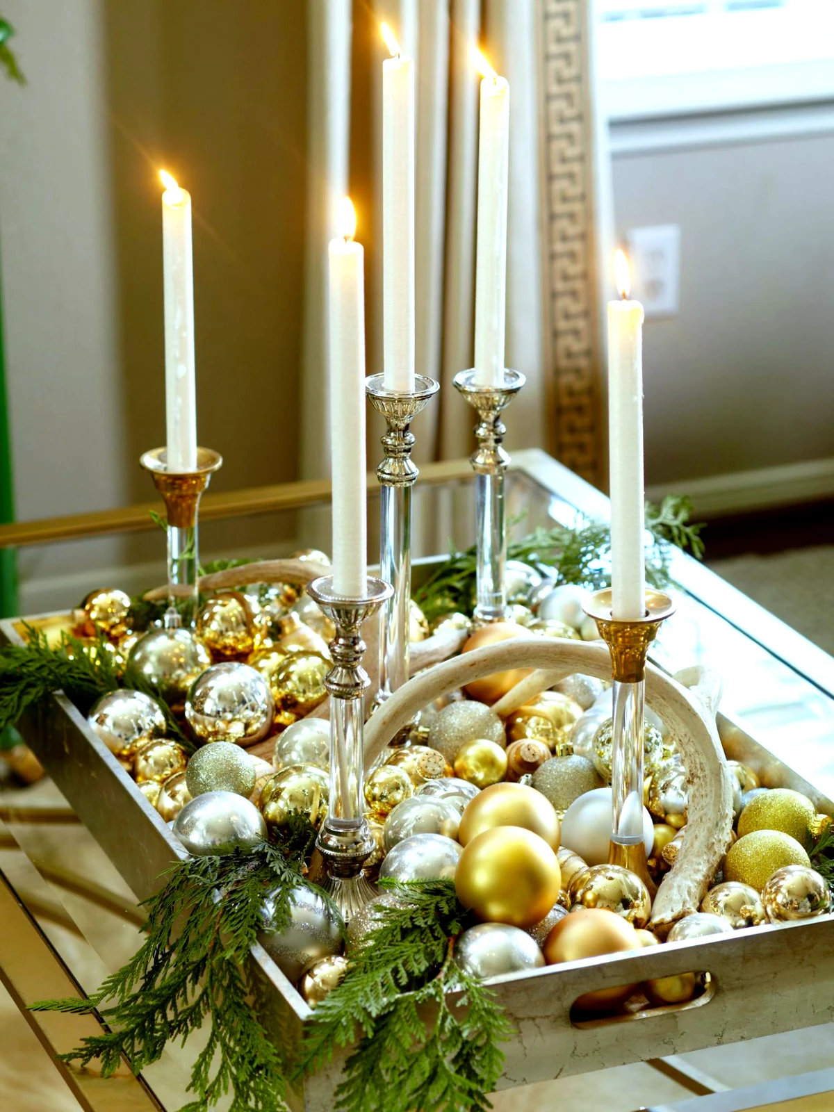 decoration de noel table avec des boules de sapin en dore et des bougies blanches 