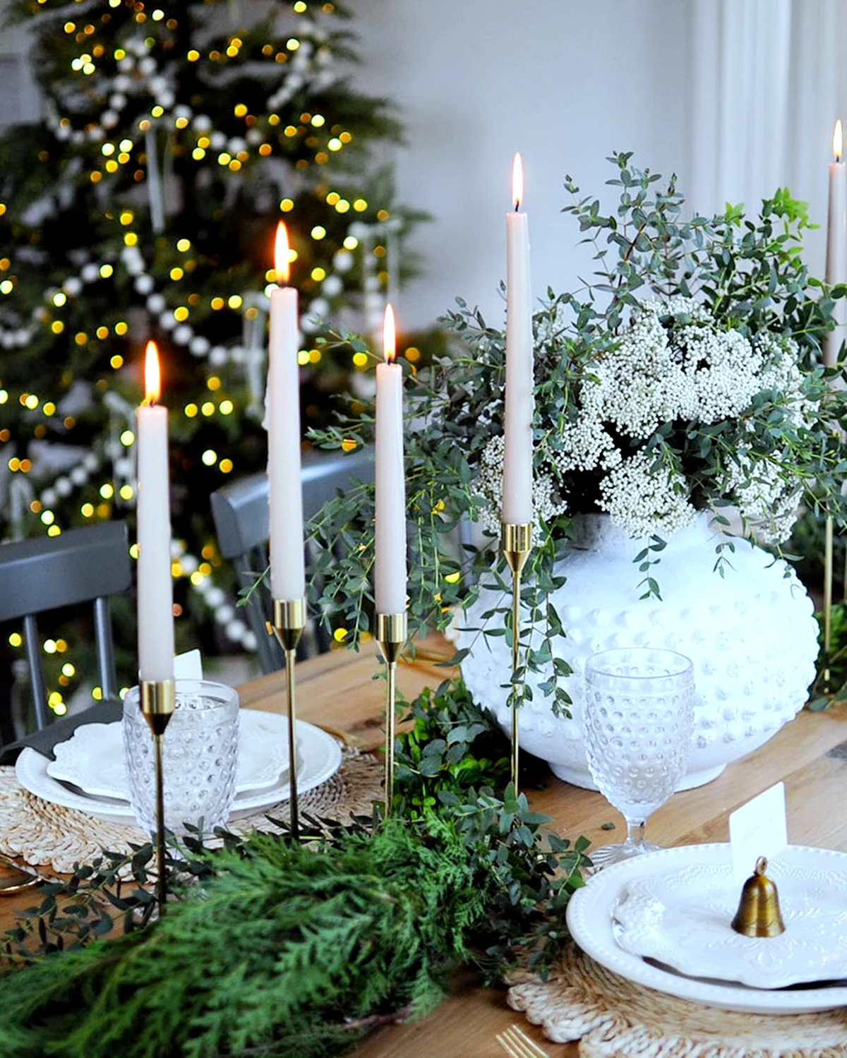 decoration table centre avec des bougies et elements naturels