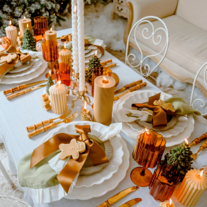 decoration table de noel avec des couleurs terreux biscuits