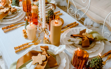 decoration table de noel avec des couleurs terreux biscuits