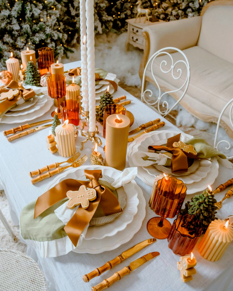 decoration table de noel avec des couleurs terreux biscuits