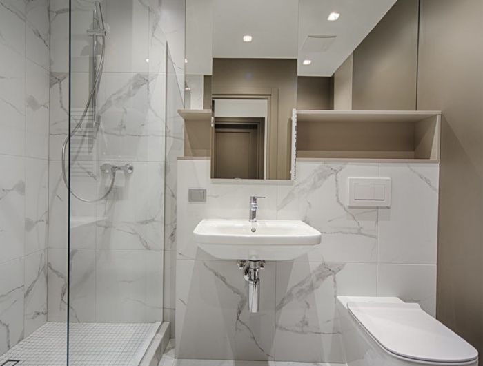 douche italienne avec banc et niche salle de bain en blanc et beige parois en verre
