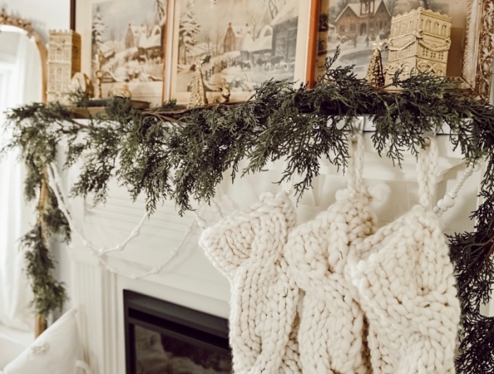 déco cheminée de noël cosy avec chaussettes en laine cadre photo vintage