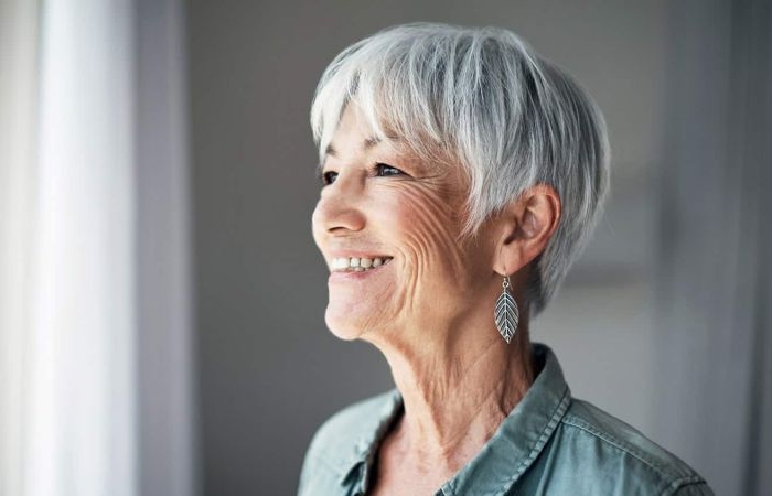 effilé coupe court femme 2022 tendance femme âgée souriante