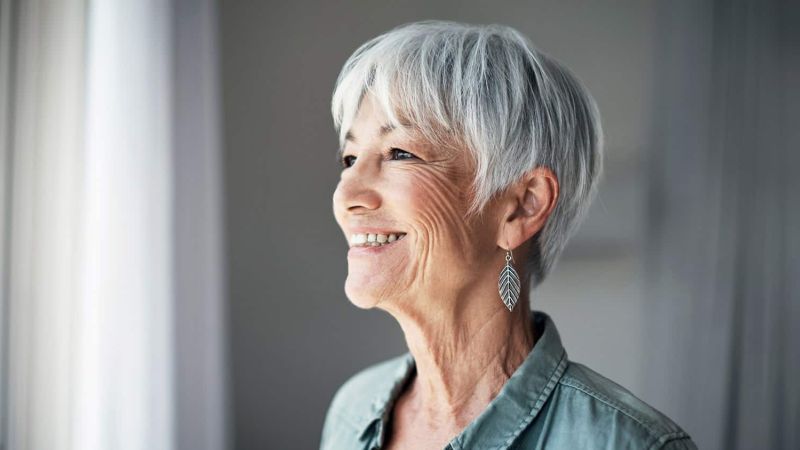 effilé coupe court femme 2022 tendance femme âgée souriante