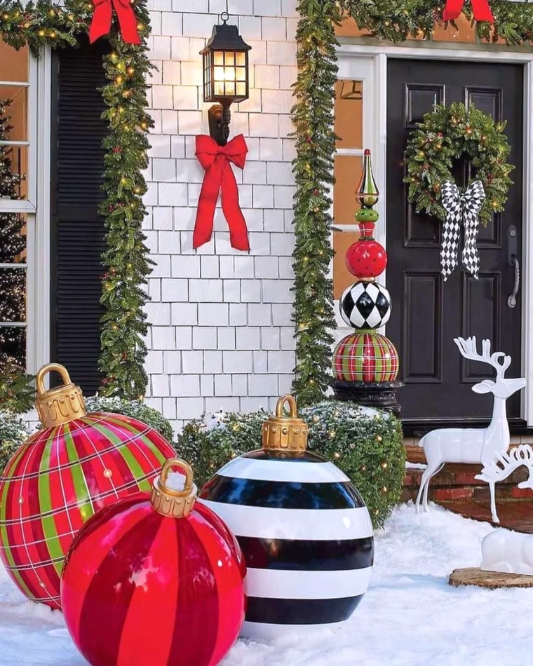 idee de deco de noel exterieur devant la maison grosses boules