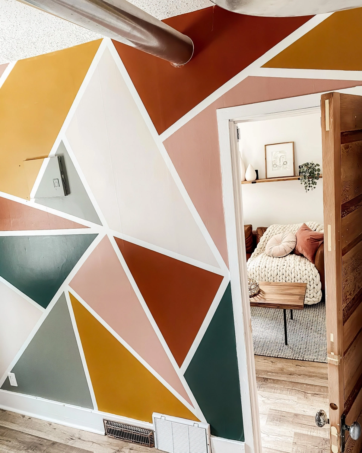 idee motif peinture murale salon triangles colores porte bois parquet