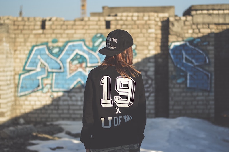 street style idea for women with snapback and streetwear outfit