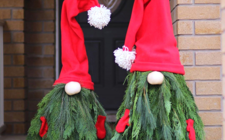 idees de deco de noel avec des branches de sapin avec des chapeaux de pere noel