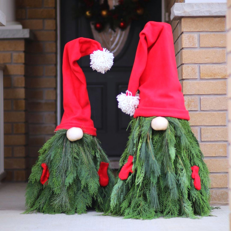 idees de deco de noel avec des branches de sapin avec des chapeaux de pere noel