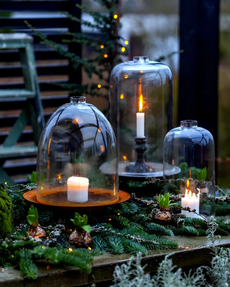 idees de decoration de noel exterieur avec de la mousse et des cloches en verre