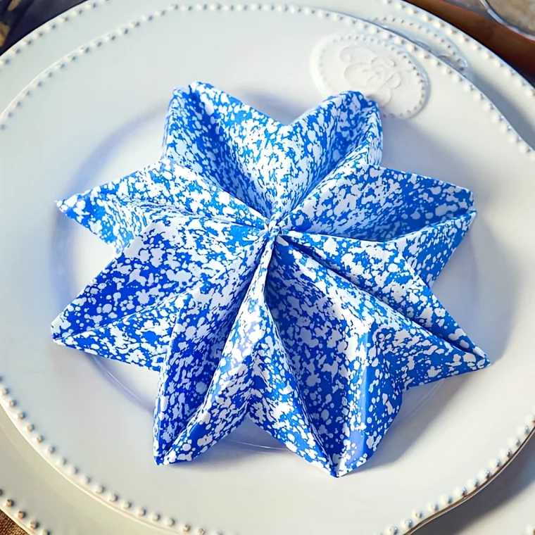idees faciles pour le pliage des serviettes pour noel