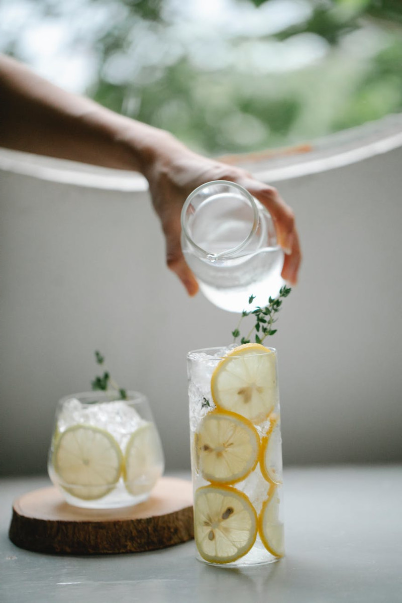 jus detox maison eau au citron et miel pour booster le metabolisme et l immunite