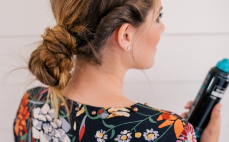 modèle de chignon bas femme avec fausse tresse de cheveux noués coiffure boheme chic femme tendance robe fleurie