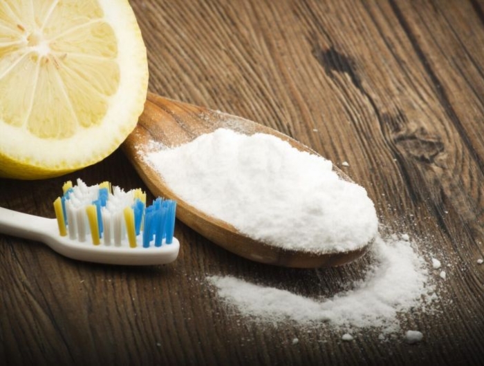 moisissure plafond nettoyer avec une brosse à dents et jus de citron