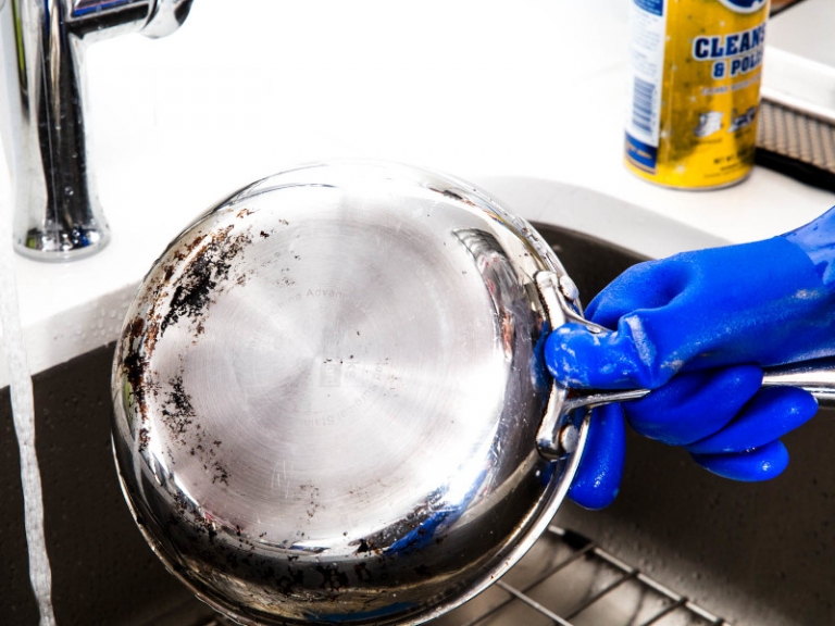 Comment nettoyer l’inox : les meilleurs conseils et astuces