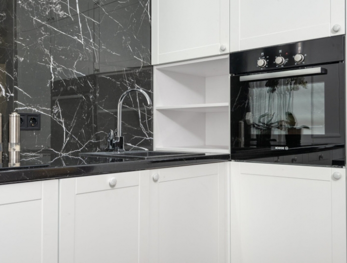 nettoyer marbre noir sans laisser de traces cuisine en noir et blanc moderne