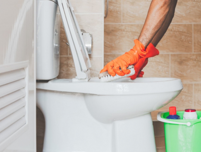 nettoyer toilettes avec des gants de protection et des produits naturels efficaces