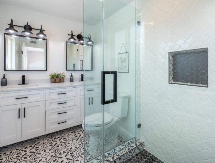 niche encastrable salle de bain en gris sur un mur blanc salle de bain en noir et blanc