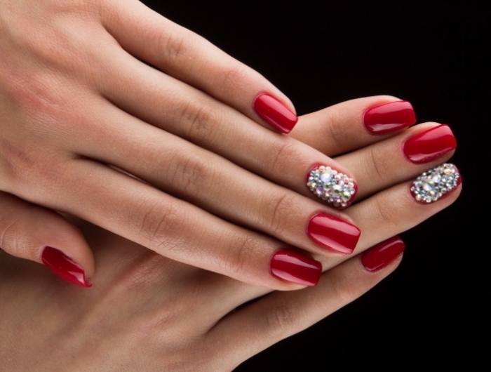 ongle rouge avec strass décoration simple a faire ongles