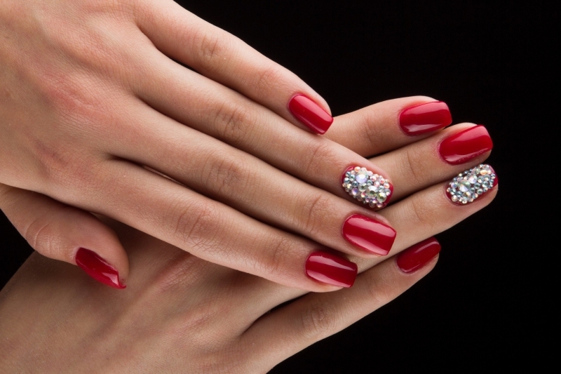 ongle rouge avec strass décoration simple a faire ongles
