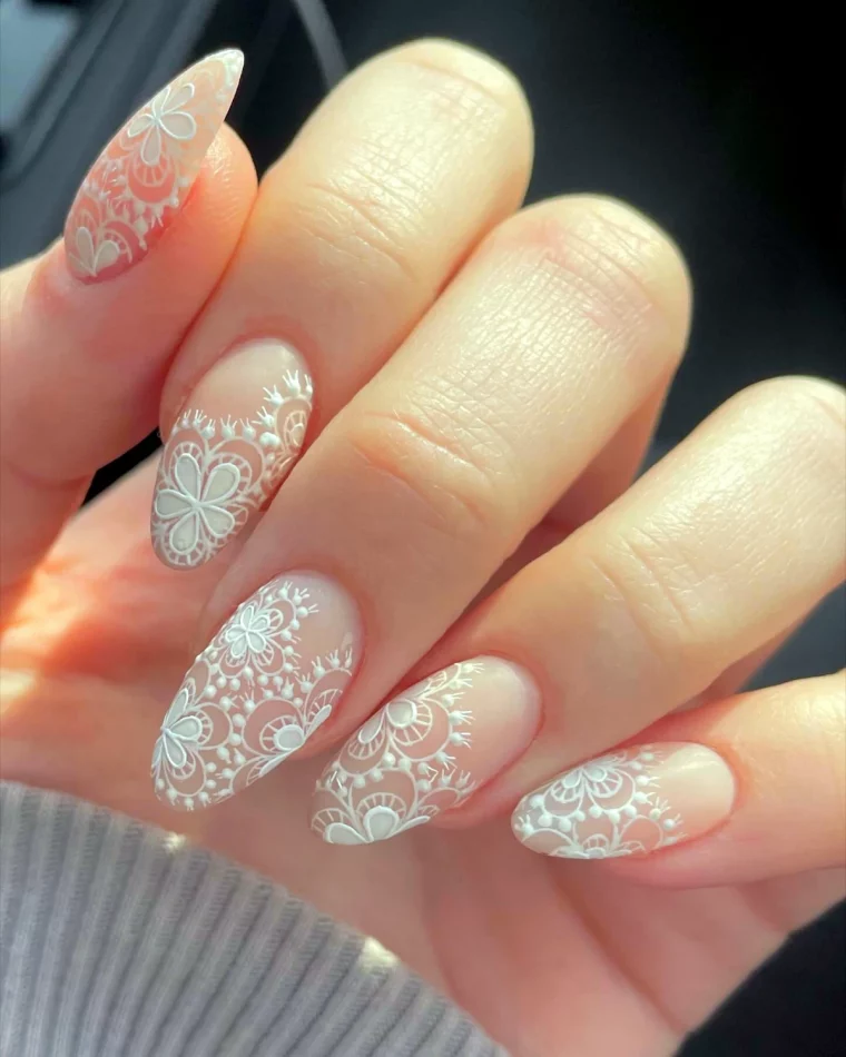 ongles blanche dentelle tendance mancure 2024