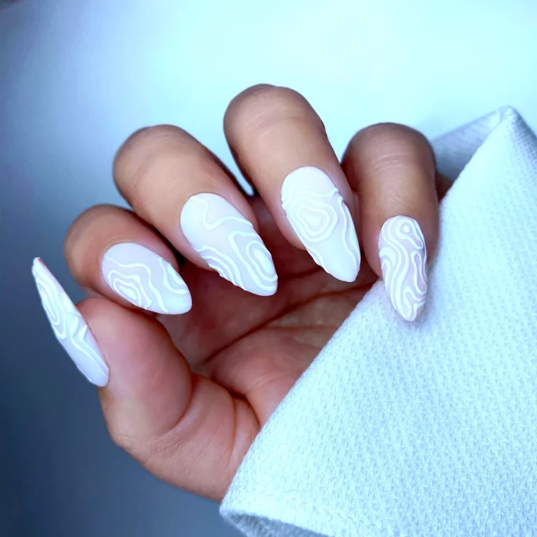 ongles blanches tendances 2024 original motifs avec du relief