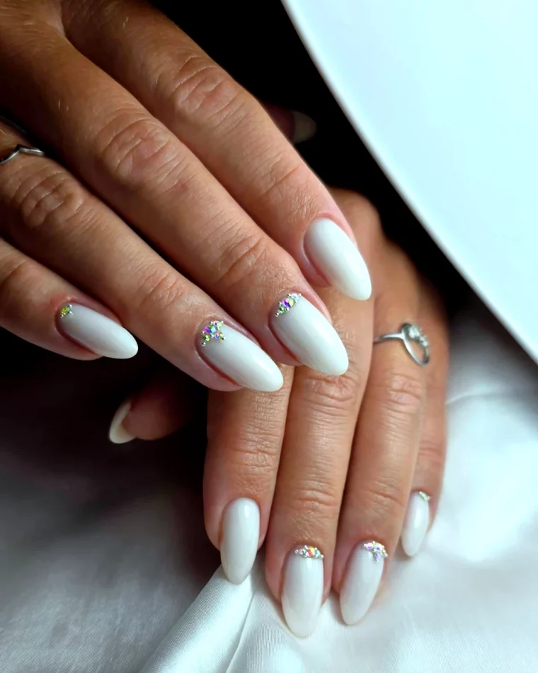 ongles blancs avec des straces manucure moderne