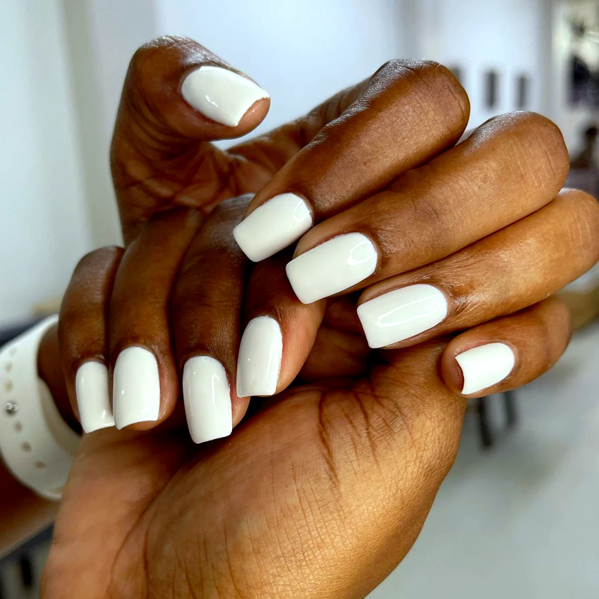 ongles blancs brillants bout carré