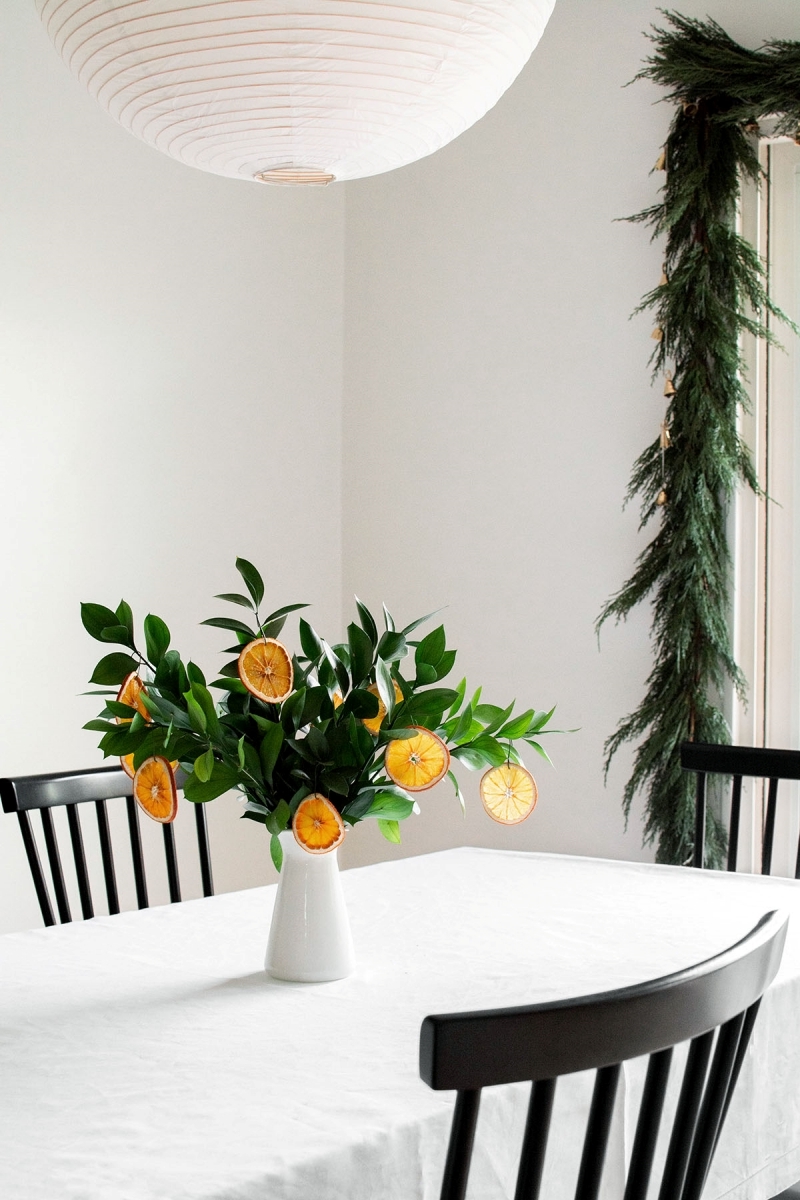 orange sechee deco noel table vase blanc bouquet vert rondelles orange