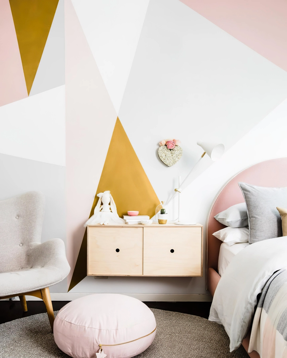 peinture chambre bebe triangle fauteuil gris boutonne pouf rose pastel