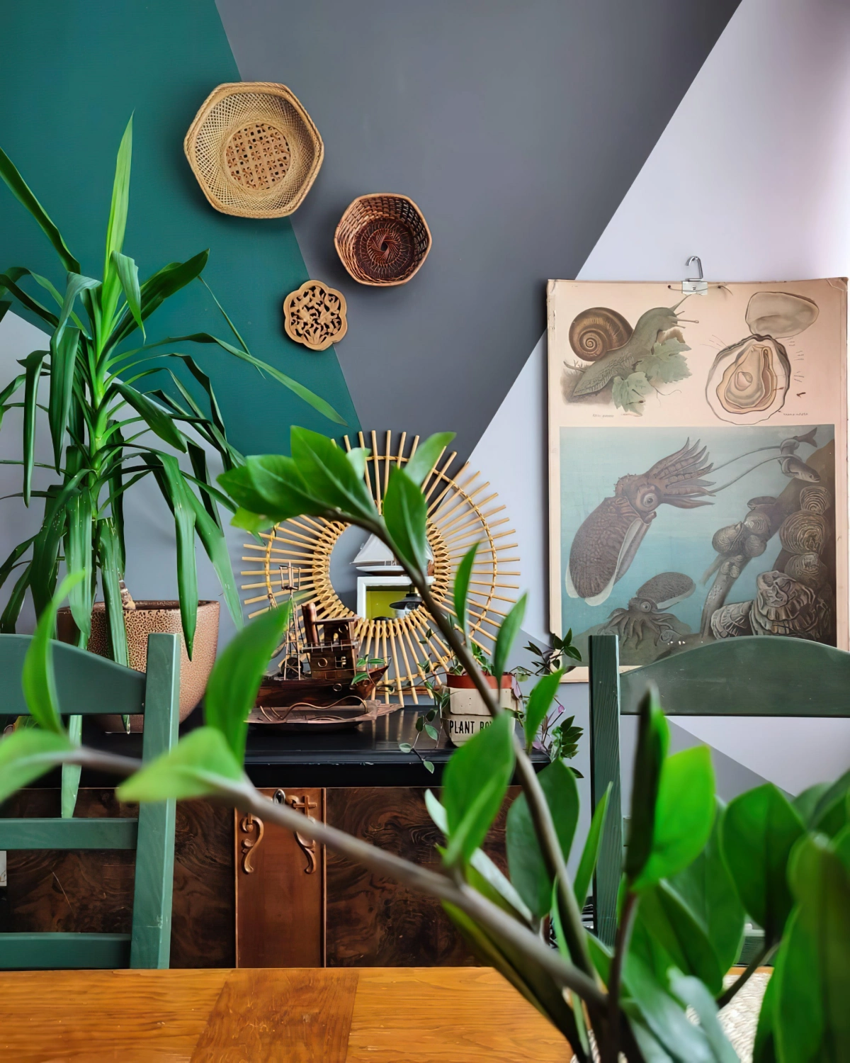 peinture triangle salon plantes vertes miroir soleil deco murale avec paniers
