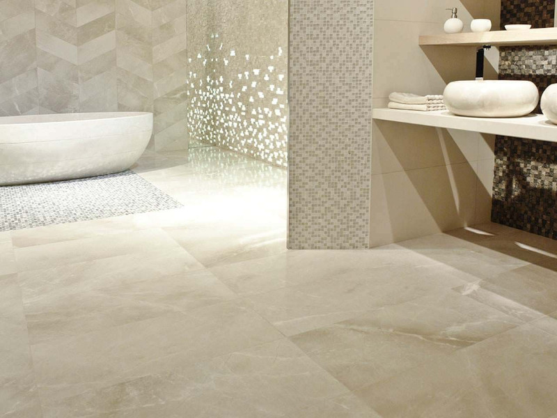 polissage marbre sol de salle de bain en marbre beige clair poli et beau