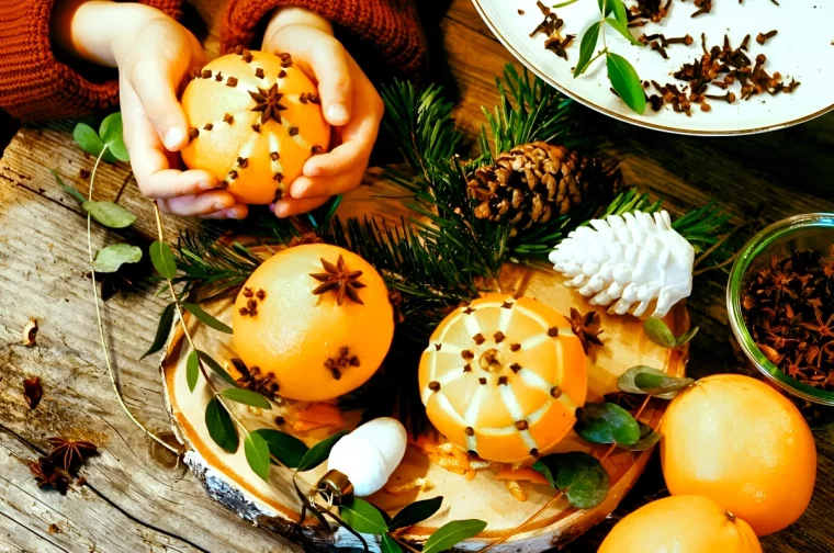 pommes d ambre avec des oranges comme deco de noel naturelle