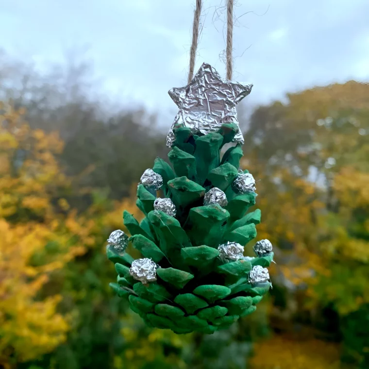 pommes de pin peint en vert comme decoration naturelle pour le sapin