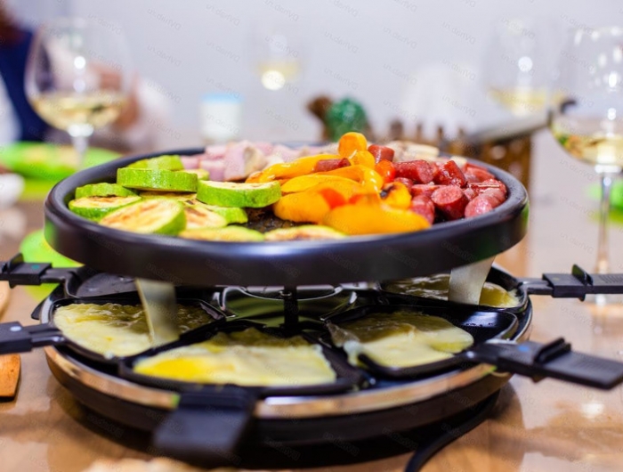 que boire avec une raclette du vin blanc raclette végétarienne avec des courgettes carottes pommes de terre