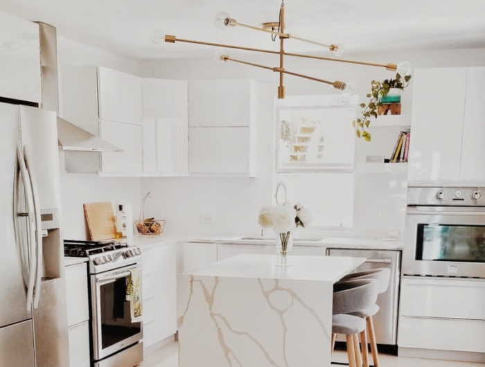 rangement de la cuisine plan de travail en marbre éléments dorés style de luxe