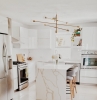 rangement de la cuisine plan de travail en marbre éléments dorés style de luxe