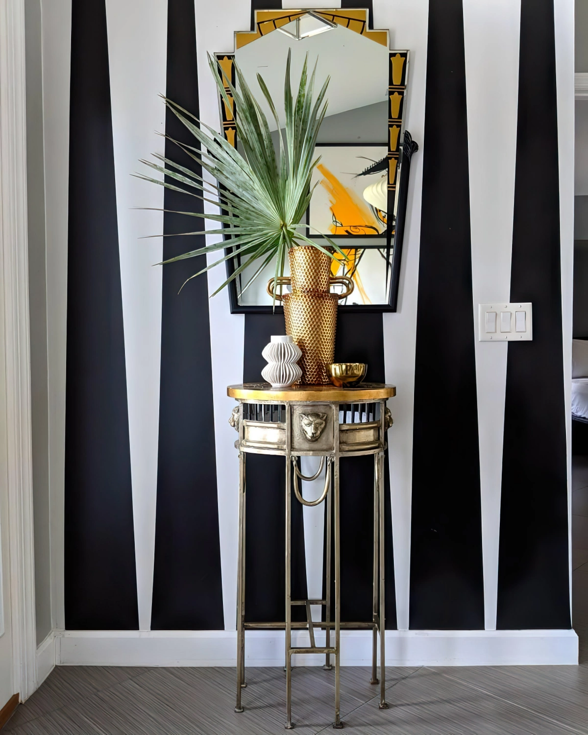 rayures mur blanc et noir peinture effet miroir feuille palmier