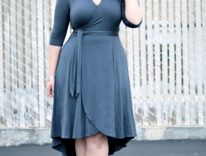 robe pour femme ronde avec du ventre grise foncée ceinturée escarpins gris