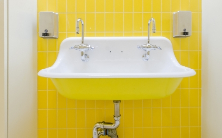 salle de bain carrelage jaune lavabo double déboucher une canalisation naturellement