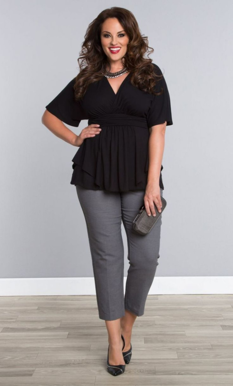 style vestimentaire femme ronde pantalon droit gris foncé top noir col en v