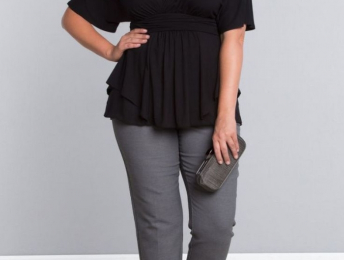 style vestimentaire femme ronde pantalon droit gris foncé top noir col en v